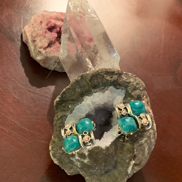 Malichite and Seed Pearl Clip-on Earrings 🚀CLOSET CLEAROUT DAY🚀 - Picture 8 of 9